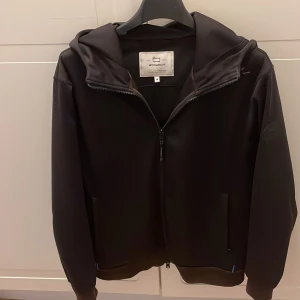 Woolrich windbreaker - En svart lite tjockare woolrich windbreaker, nypris ca 3000kr. Den är i bra skick och det enda som tyder på användning är att muddarna är lite missfärgade åt det bruna hållet men annars är den i väldigt bra skick. Skriv om du undrar något. 