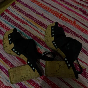 Svarta platåsandaler från Divided - Svarta klackar från divided i storlek 37