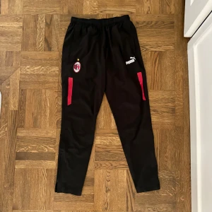 AC Milan Träningsbyxor - Fint skick! Storlek: M