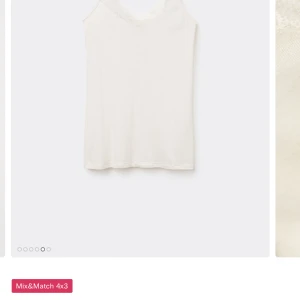 Vit linnetopp med spetskant - Säljer en stilren vit linnetopp med smala axelband och v-ringning dekorerad med fin spetskant. Toppen är i mjuk bomull och har en enkel, rak passform som sitter snyggt på kroppen. Från: intimissimi. Ingen slitning på linnet men tecken på användning, ser inte helt helt nytt ut. Skriv om mer bilder behövs💗