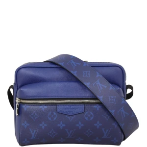 Blå axelväska från Louis Vuitton - Snygg blå axelväska från Louis Vuitton med ikoniskt monogrammönster och bred axelrem. Väskan har en praktisk dragkedja framtill och är tillverkad i exklusivt skinn. Perfekt för dig som vill ha en stilren och lyxig accessoar.