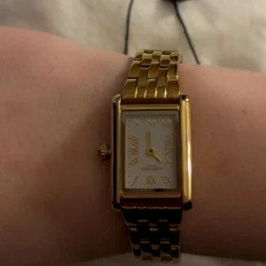 Guldfärgad rektangulär  - Aldrig använt. Inte min storlek 