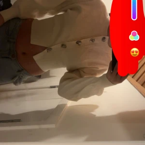 Beige croppad kofta med knappar - Säljer en beige croppad kofta med snygga knappar framtill. Koftan har långärmade ärmar och en loose passform som ger en chill vibe. Perfekt att styla med jeans eller kjol för en trendig look.