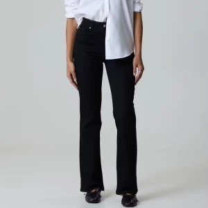 Svarta bootcut jeans från Cubus - Snygga svarta jeans från Cubus med bootcut passform och hög midja. Klassisk femficksmodell i stretchigt jeanstyg som sitter tajt upptill och släpper ut vid bensluten. Perfekta till sneakers eller boots för en clean look. Säljer då jag inte använder dom längre. High waist Jane Boot. Original pris 400kr