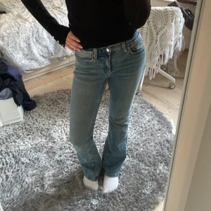 Skitsnygga lowwaist Gina jeans - Jätte snygga lågmidjade bootcut jeans från Gina Tricot. Säljer då jag tycker de är liite för korta på mig som är drygt 170 lång. Skicka gärna prisförslag, kanske säger jag ja🫣