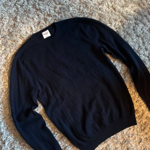 John Henric 100% Kashmir - Säljer denna riktigt snygga tröjan från John Henric i 100% Kashmir. Tröjan är i storlek M och är i bra skick förutom att den har ett litet hål på ryggen, se bild 5. Bara att skriva över frågor och funderingar.