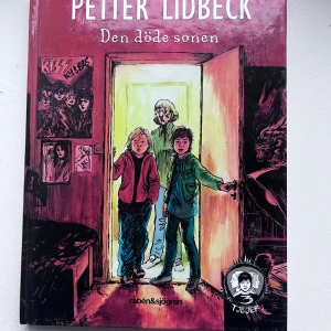 Den döde sonen - En spännande och dramatisk deckare om tre tjejer som löser mysterier. Perfekt för dig som gillar nervkittlande berättelser, vänskap och oväntade vändningar. Del av den populära serien 'Tre tjejer'.
