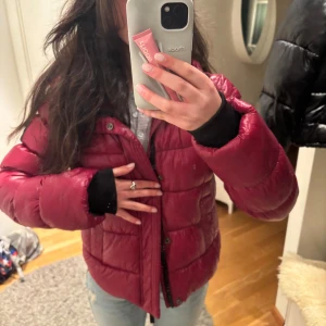 Superdry jacka - Röd varm vinterjacka från superdry, som syns på tredje bilden har den lagats med samma tyg från jackan som tagits från luvan och därav priset (men det är inget man tänker på). Annars är jackan i jättebra skick! I storlek 36💕