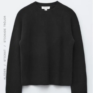 Svart stickad tröja & Other Stories - En svart stickad tröja från & Other Stories. Säljer då jag inte använder den längre. Nypris 550kr och jag säljer för 350. Skriv för fler bilder