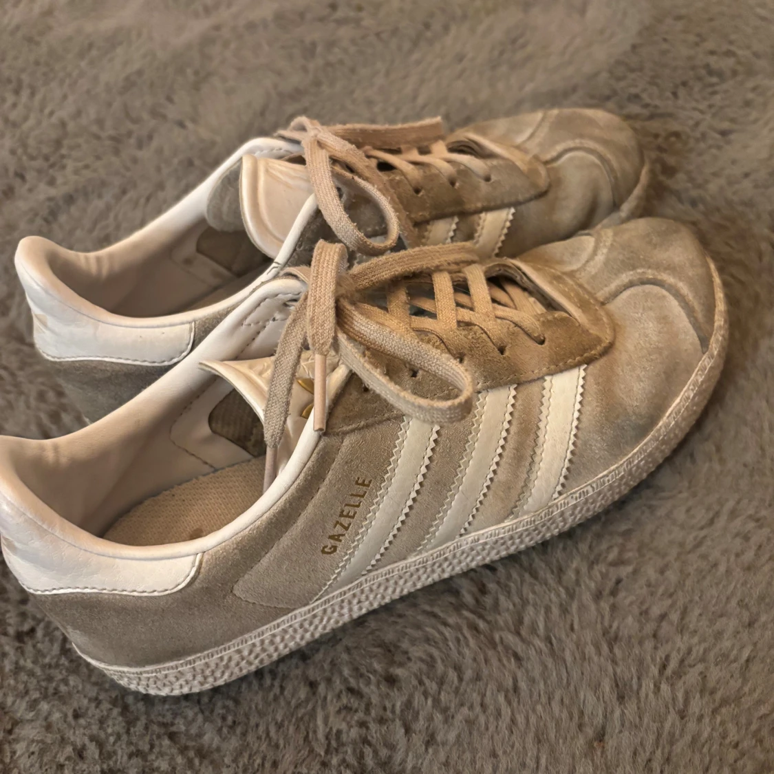 Beige Adidas Gazelle sneakers mocka