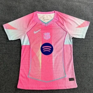 Barcelona rosa/blå fotbollströja Nike - Säljer en Barcelona fotbollströja från Nike i en cool rosa och ljusblå färg med korta ärmar. Tröjan har klubbmärke, Nike-logga och Spotify som sponsor på bröstet. Materialet är lätt och andas, perfekt för träning eller match. Helt nytt, Frkatar inom 24 timmar. 