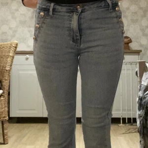 Fina ljus blåa jeans med gulddetaljer - Aldrig använt, helt nya från smögen för 600
