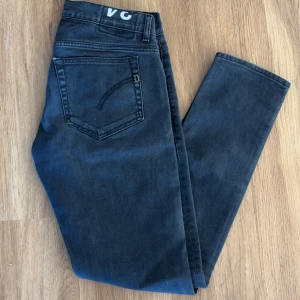Svart/gråa skinny jeans från Dondup - Ritchie Modellen -  Dondup Jeans - Ritchie, bra skick. Storlek 34.