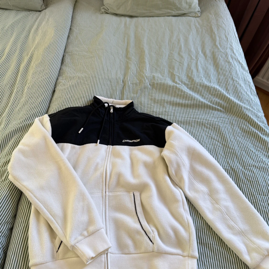 Vit och svart fleecejacka från Champion