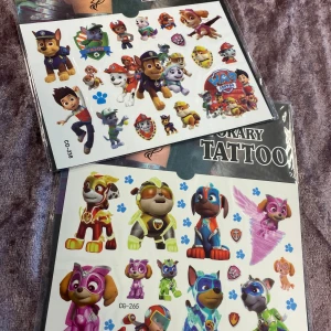Paw Patrol temporära tatueringar - Färgglada temporära tatueringar med Paw Patrol-karaktärer. Perfekt för barnkalas eller som rolig present. Innehåller flera motiv med Chase, Marshall, Skye och andra hjältar från serien. Oanvända och i nyskick, inga synliga defekter.
