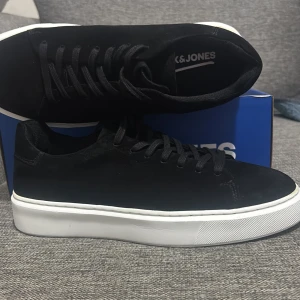 Svarta sneakers från Jack & Jones - Jätte fina och helt nya skor för dig som gillar stil den är för dig . 