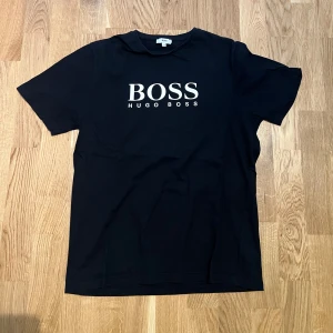 Hugo Boss T-shirt - Svart Hugo boss T-shirt till salu, Plagget är i ny skick, Storlek M men passar även S, Hör av er vid intresse eller frågor. PRIS KAN DISKUTERAS!