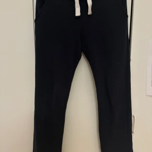 Mörkblå navy mjukisbyxor från Russemerch S - Mörlblå mjukisbyxor från Russemerch i storlek S. Byxorna har vita snören i midjan och är tillverkade i en mjuk blandning av 80% bomull och 20% polyester. Perfekta för chill dagar eller när du vill vara extra bekväm. Regular. För små för min dotter. Använd Max 4 ggr 