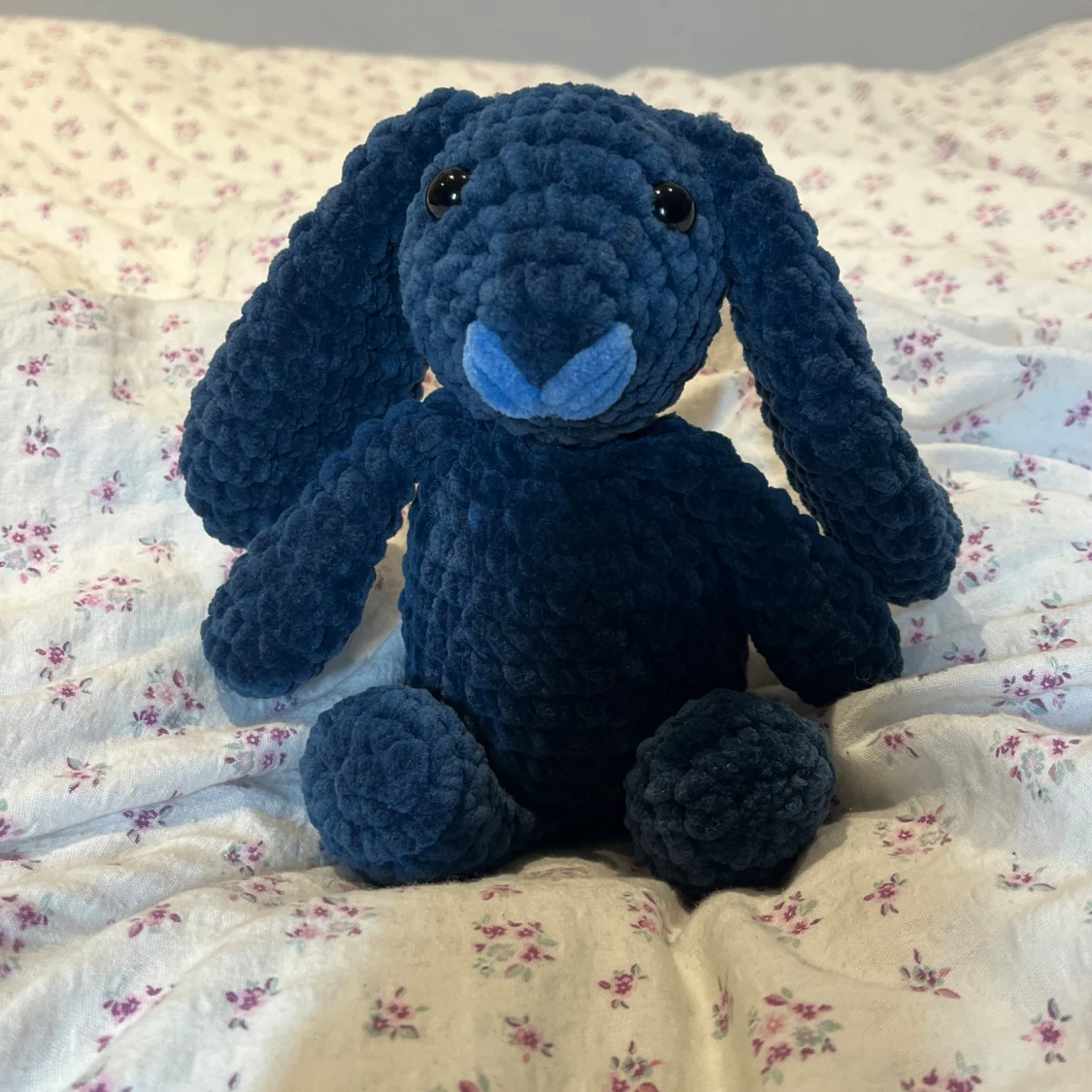 Virkad mörkblå kanin - 1