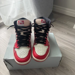 Air Jordan 1 High Across the spiderverse  - Säljer mina Air Jordan 1 High Spider-Man Across the spiderverse. eftersom att jag bytt stil och bara använt dessa skor ett par gånger. Köptes 2023 på Nike appen när filmen hade premiär, skicket är bra. Original förpackning finns tyvärr inte. Ny pris 2200/220$. Storlek 44
