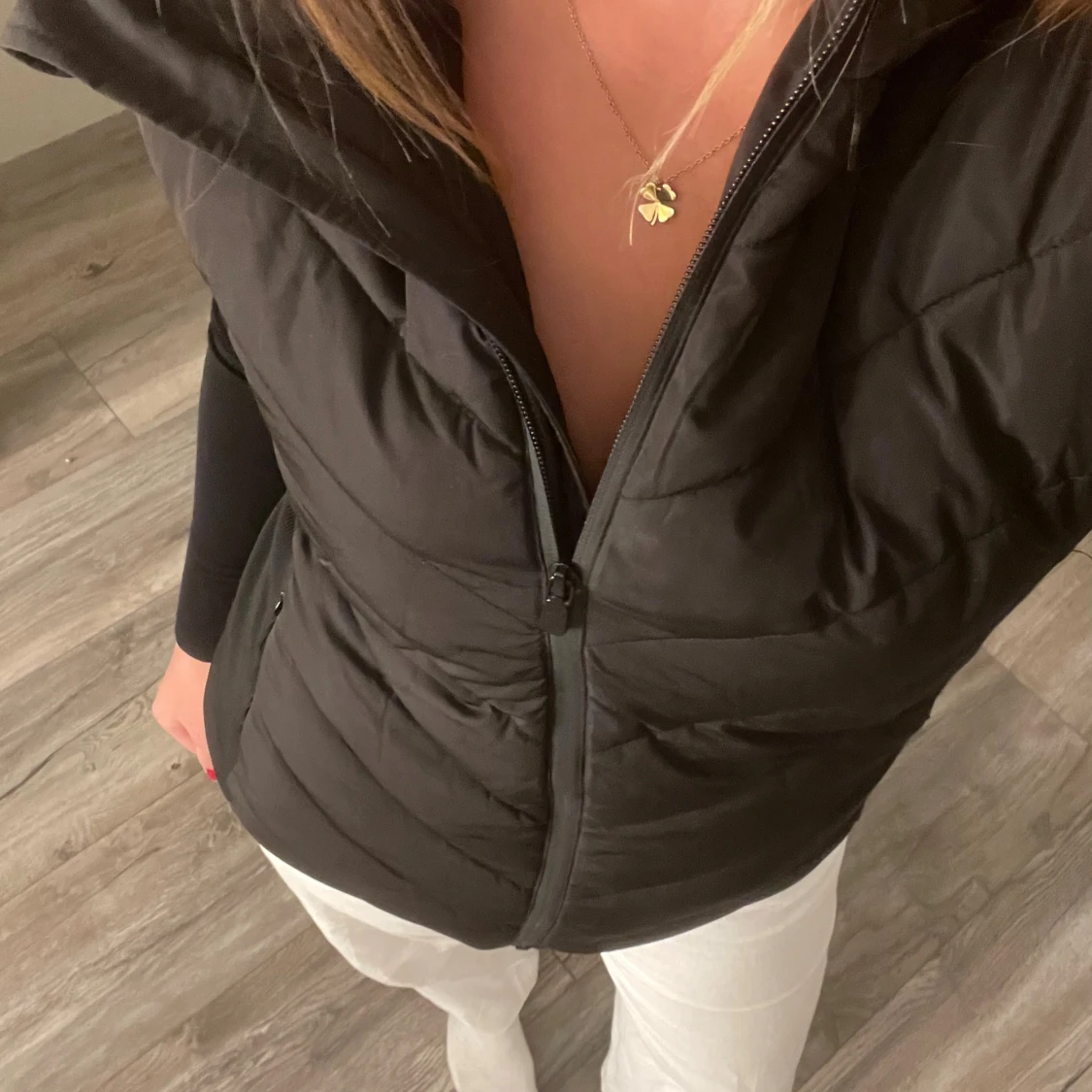 Svart dunväst med huva från Zara - 1