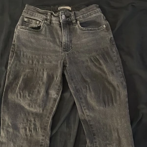 Svarta jeans från gina, stl 32 - Snygga mörk gråa jeans från gina  i storlek 32. Jeansen har klassisk femficksdesign, raka ben och en något tvättad look. Perfekta för dig som gillar en enkel och stilren vibe. Materialet är jeans och färgen är mörkgrå till svart.