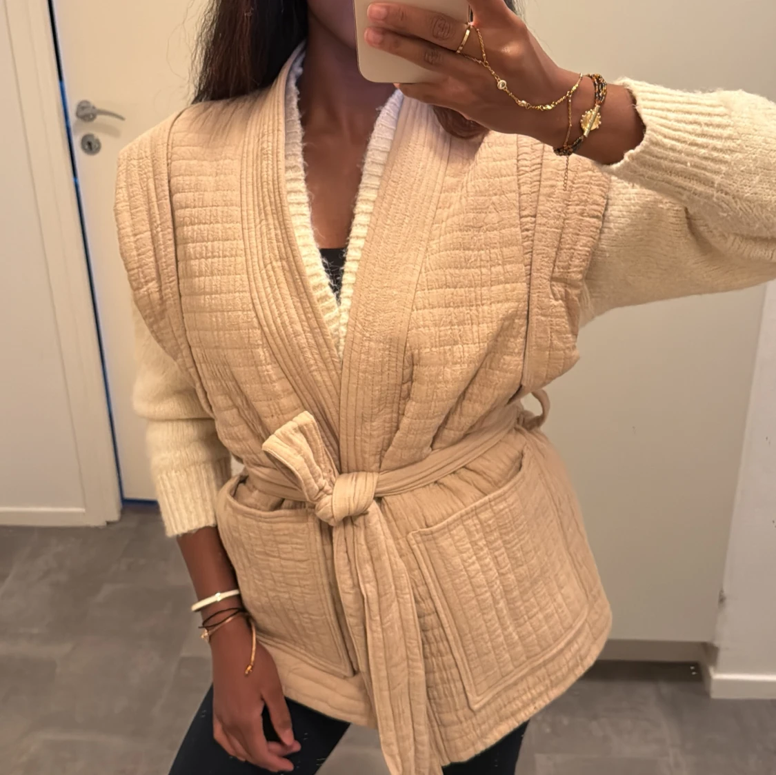 Beige quiltad väst med knytband