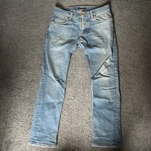 Nudie Jeans grim Tim  - Tja säljer nu mina riktigt feta nudie jeans med snygg tvätt. Jeansen är använda men har fortfarande mycket kvar att ge. De är i modellen Grim Tim som är en slimfit modell av Nudie. Storlek är 31/30. Jag postar båda Instabox och PostNord. Hör av er för mer frågor/ Jonathan 