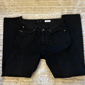Svarta Tiger of Sweden jeans Nico 30/32 - Svarta jeans från Tiger of Sweden, modell Nico. Dem är näst intill nya. Nypris ca 1300kr