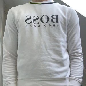 Vit tröja från Hugo Boss - Säljer en Hugo boss sweatshirt. Skulle säga att den passar runt 150-160 cm.