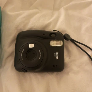 Instax mini 11 - Fullt fungerade, kommer inte med filmer så det får man köpa till själv.