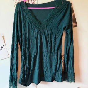 Intimissimi topp - Supersnygg mörkgrön långärmad blus från Intimissimi. Färgen är mörk grön och säljs inte längre. Använt skick. Normal i storlek. 