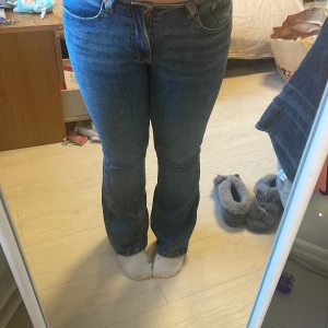 Jeans från Gina  - Jag är 160 cm och dom sitter bra i längden. Det är storlek 38 och dom är nästan oanvända. Dom är köpta på Gina petit