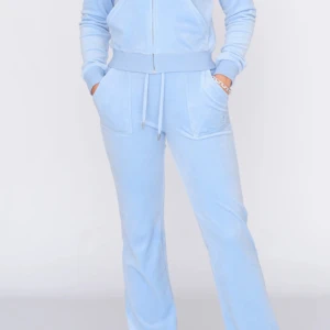 Ljusblå velour set från Juicy Couture - Säljer detta ljusblå set från Juicy Couture i mjuk velour med dragkedja, huva och snörning. Använd men i bra skick, några få tecken på användning (t.ex lite nopprig där det är ribbat, se bilder). Storlek S. Pris kan diskuteras 