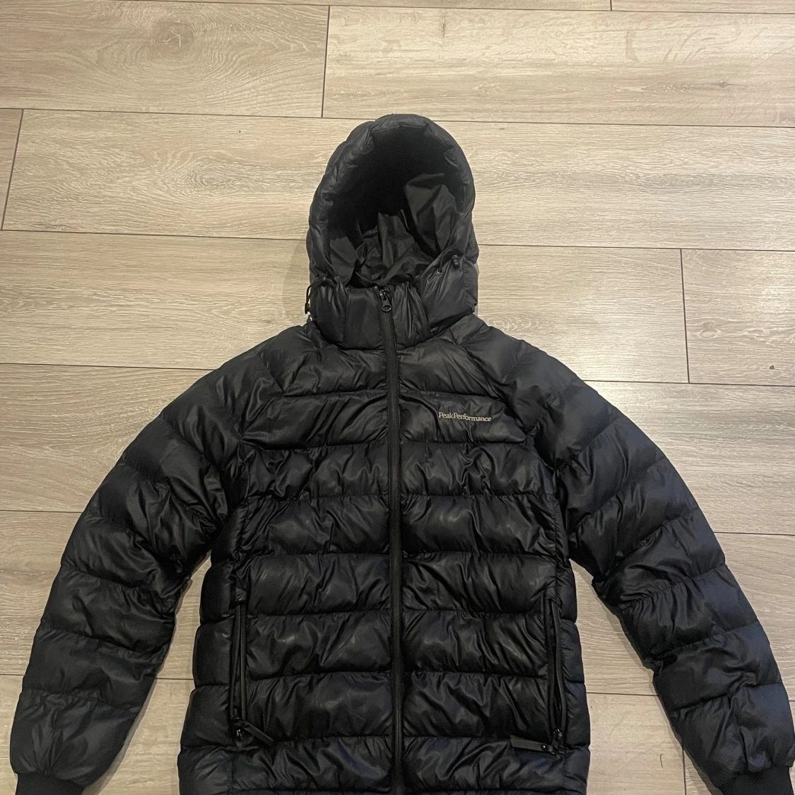 Svart dunjacka Peak Performance 160