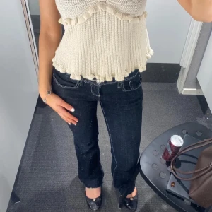 Bootcut jeans från Perfect Jeans - Snygga mörkblåa bootcut jeans från Perfect Jeans med låg midja och kontrasterande vita sömmar. Jeansen har klassisk femficksdesign och är tillverkade i jeansmaterial. Perfekta för dig som gillar en retroinspirerad look med markerad siluett.