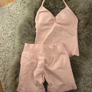 Ljusrosa träningsshorts från DFINE - DFYNE set i så fint skick men använt! tvättat några gånger men inget som påverkat kvaliten, säljer båda delarna tillsammans, nypris ca 970 kr, 