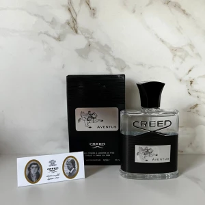 Creed Aventus 120ml Eau de Parfum - Säljer en lyxig parfym från Creed, Aventus, i en stilren genomskinlig glasflaska med svart etikett och silverdetaljer. Kommer med originalförpackning och informationskort. Helt ny oanvänd fick den i födelsedagspresent men gillar inte doften.