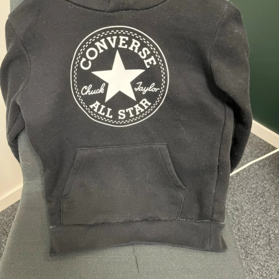 Svart Converse hoodie med stor logga i storlek 104