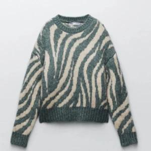 Zebra stickad tröja Zara  - Super snygg stickad tröja från zara. Sjukt fin men kommer inte till användning💕väldigt bra skick då den bara är använd en halv dag☺️