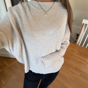 Stickad beige tröja - Stickad beige tröja med en liten krage! Storlek M, inga defekter. Superskönt material!❤️