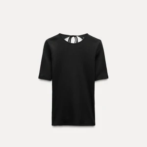 Svart topp med öppen rygg - Svart tröja från Zara med halvlånga ärmar och en snygg öppen rygg som knyts med band i nacken. Enkel och stilren design i mjukt material, perfekt för dig som gillar minimalistisk look med en twist. Använd några få gånger❣️❣️