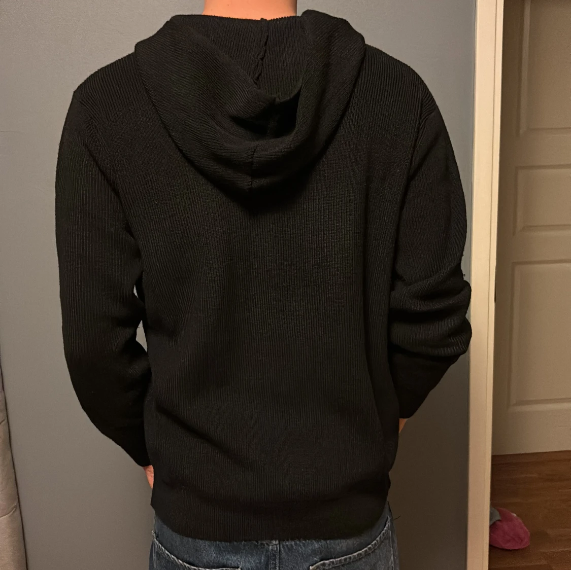 Svart stickad hoodie med dragkedja - 1