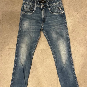 Replay Anbass jeans - Tjena! Säljer dessa snygga replay annars jeansen i w27 och längd 30. Hör av dig vid frågor🤩
