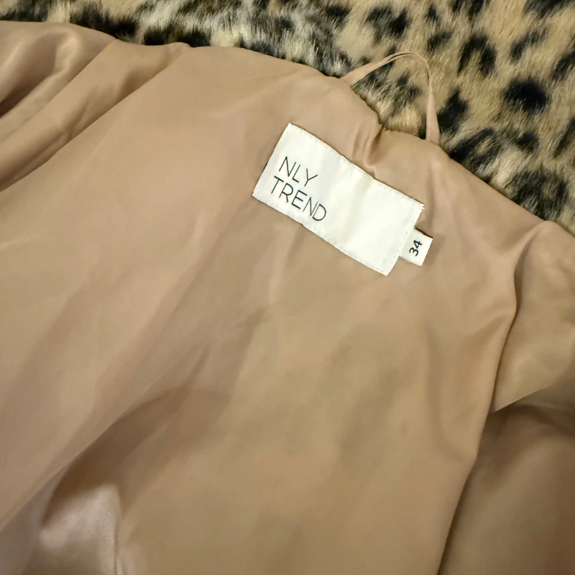 Leopardmönstrad teddyjacka - 1