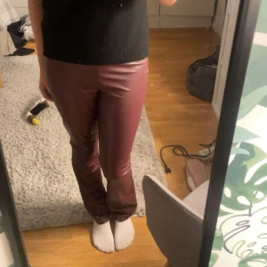 Vinröda läderbyxor - Säljer då dom aldrig kommit till användning, aldrig använda ❣️