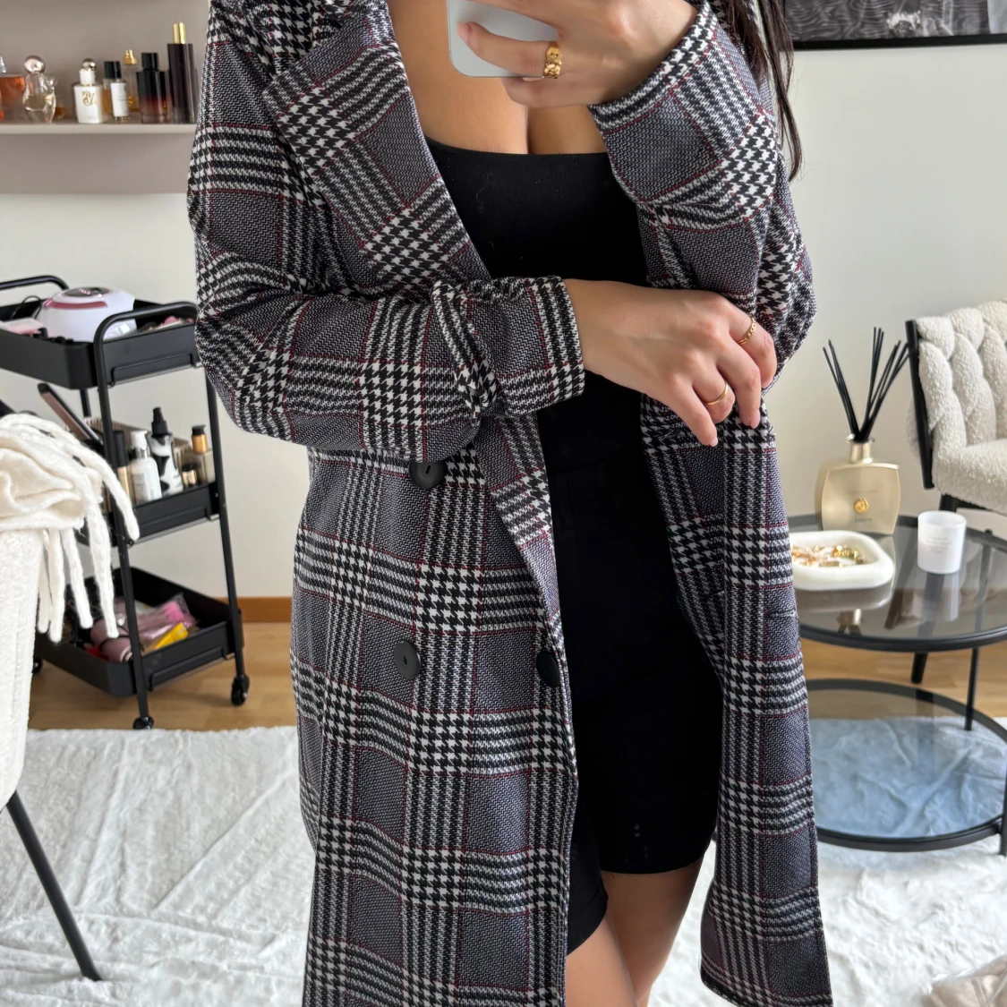 Rutig kappa i grått och svart