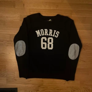 Morris sweatshirt Marinblå - Fin Morris sweatshirt, stickad, i storlek L och i mycket bra skick. Skriv för fler bilder eller frågor 🙏🏼🙏🏼