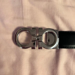Svart ferragamo bälte  - Ferragamo‑bälte i gott skick, 110 cm långt