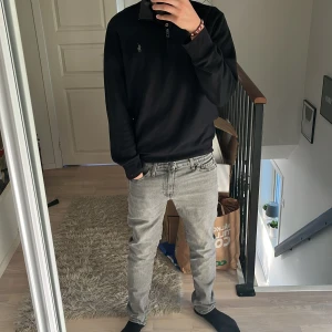 Levi's 511 jeans  - Hejsan! Säljer dessa super snygga och otroligt bekväma Levis jeans i ett mycket gott skick! Passar helt perfekt på mig som är 180cm och väger 67kg! Storleken är W30L32 i modellen 511. Endast använda Max 5 gånger! Matchar riktigt fint till tröjan jag har på mig som jag också säljer här på min Plick. Bara att höra av dig vid minsta intresse 😊 mvh DC 🔹
